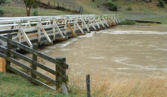 wainuiomata lighthouse bridge2 0370 1345 21 1 04